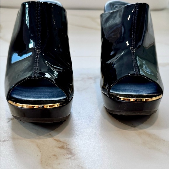 NEW Tory Burch Navy Blue Patent with Chunky Dark Wooden Heel and Gold Detail - Picture 2 of 3